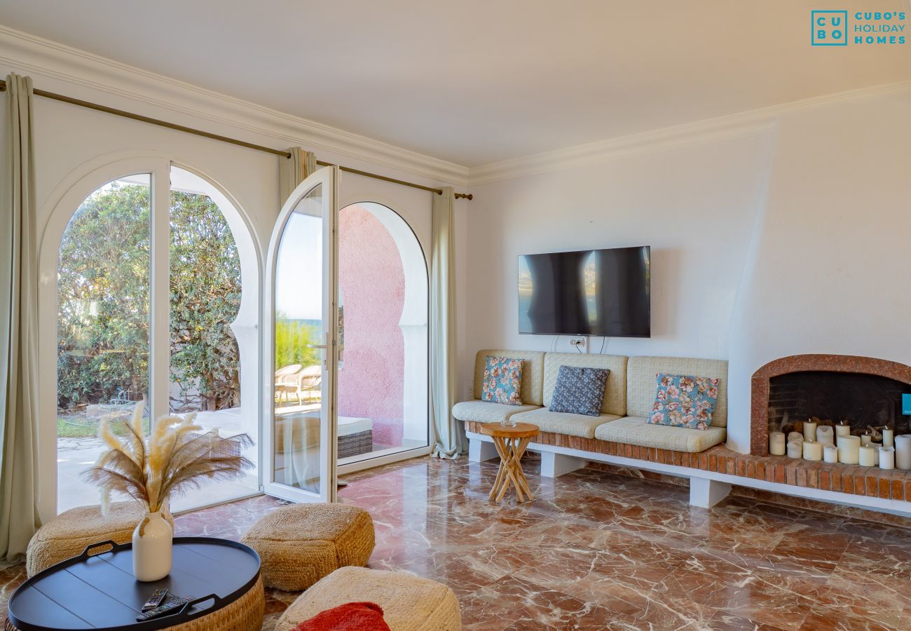 Villa in Mijas Costa - Cubo's Beachfront Villa Khayyam