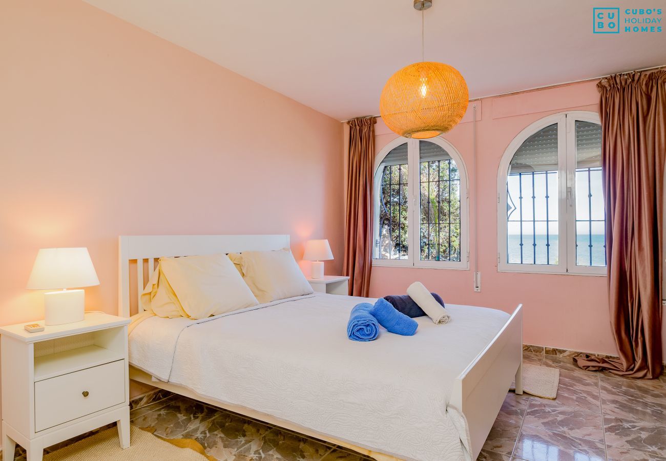 Villa in Mijas Costa - Cubo's Beachfront Villa Khayyam