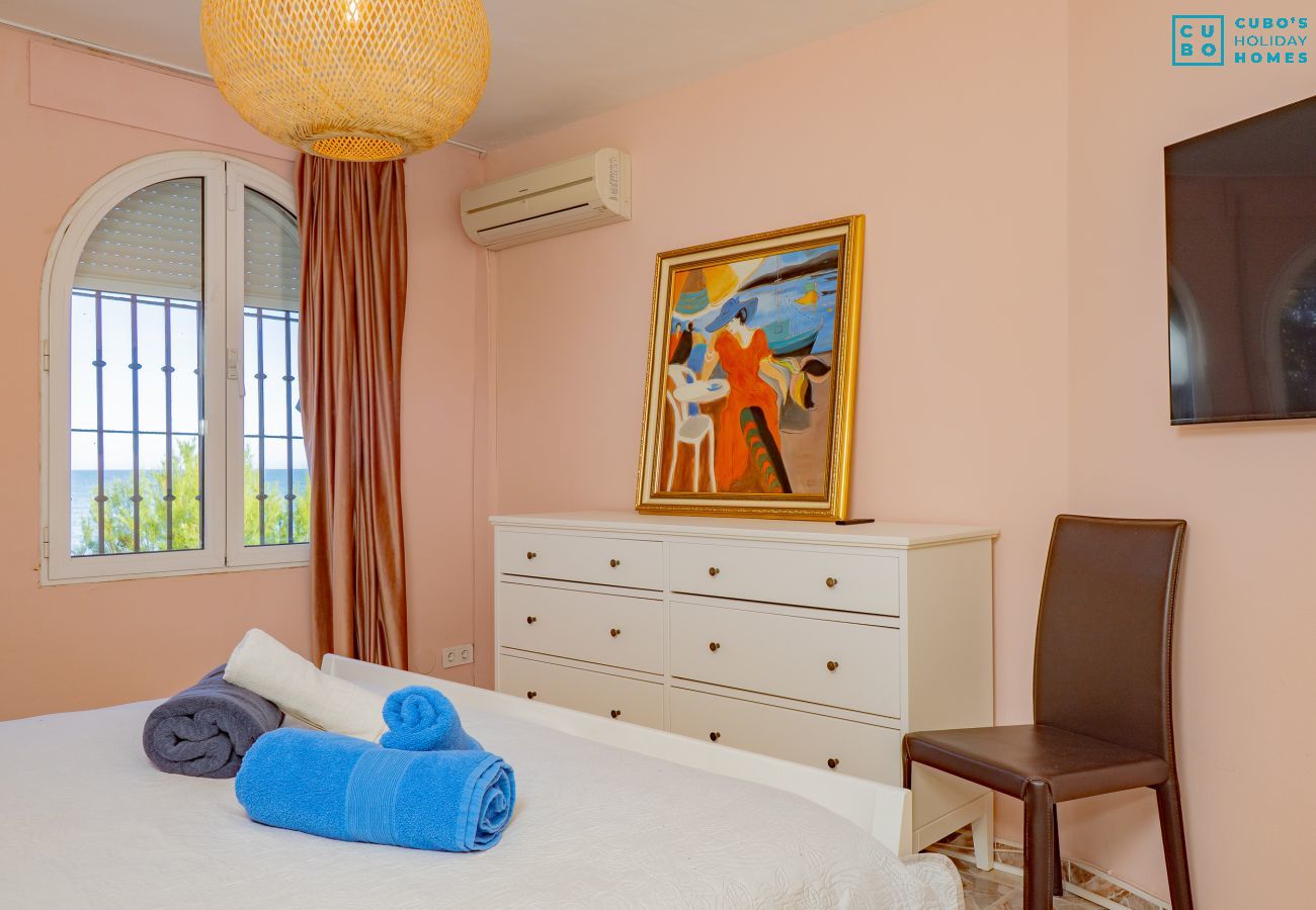 Villa in Mijas Costa - Cubo's Beachfront Villa Khayyam