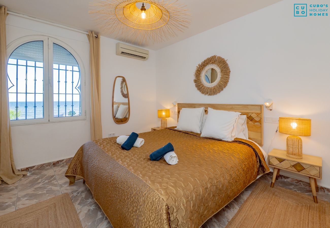 Villa in Mijas Costa - Cubo's Beachfront Villa Khayyam