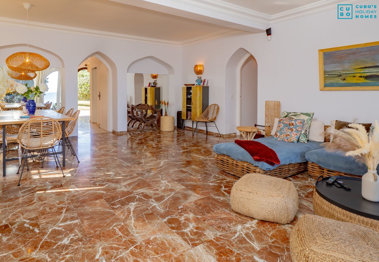 Villa in Mijas Costa - Cubo's Beachfront Villa Khayyam