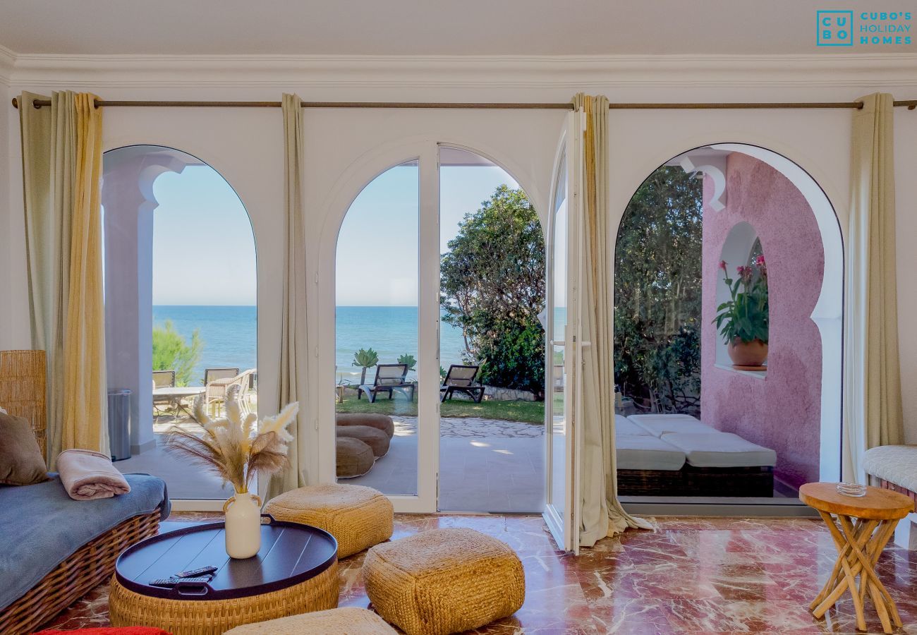 Villa in Mijas Costa - Cubo's Beachfront Villa Khayyam
