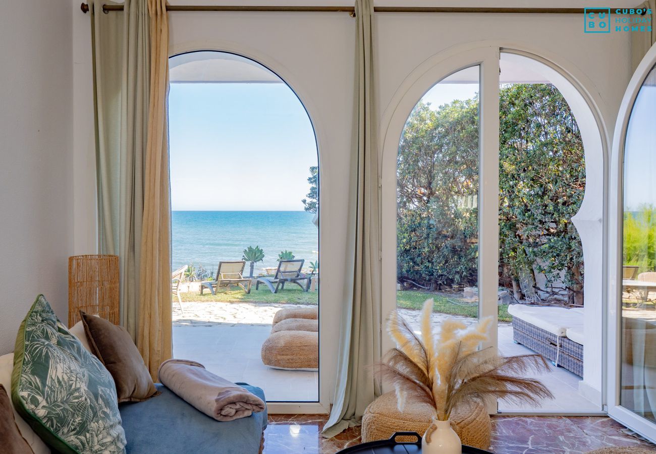 Villa in Mijas Costa - Cubo's Beachfront Villa Khayyam
