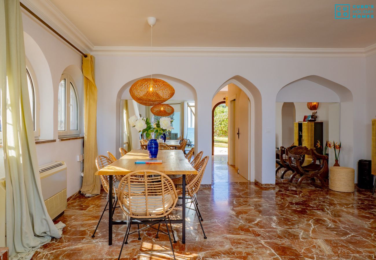 Villa in Mijas Costa - Cubo's Beachfront Villa Khayyam