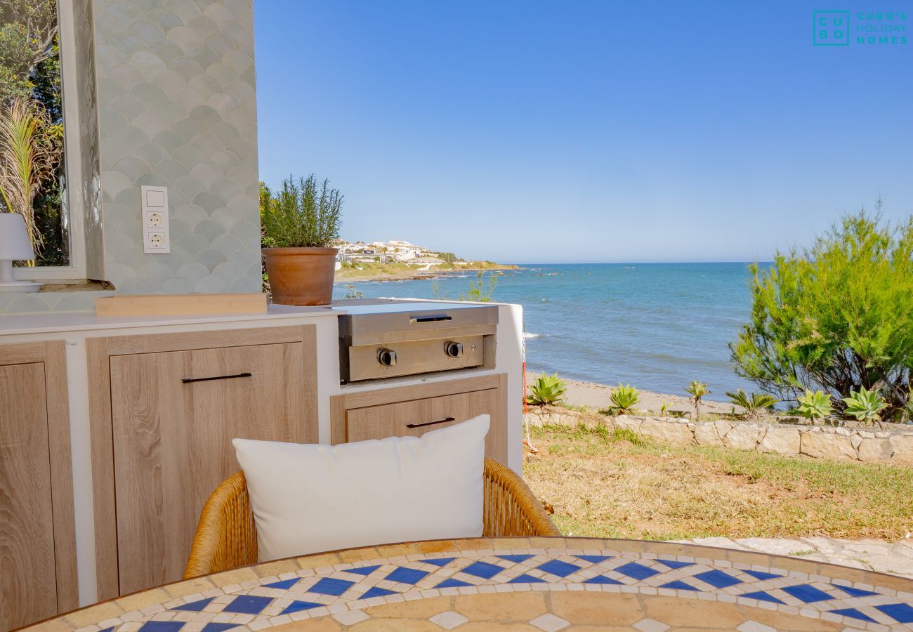 Villa in Mijas Costa - Cubo's Beachfront Villa Khayyam