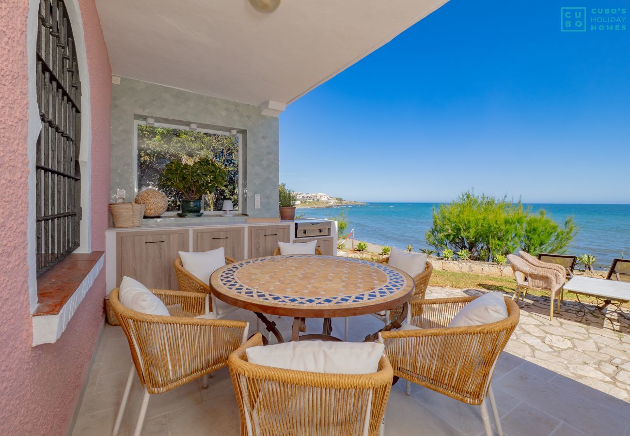 Villa in Mijas Costa - Cubo's Beachfront Villa Khayyam