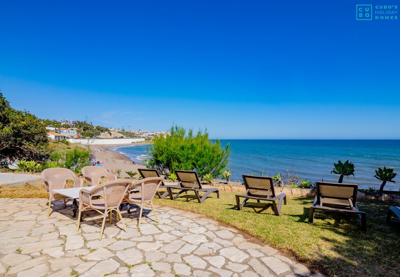 Villa in Mijas Costa - Cubo's Beachfront Villa Khayyam