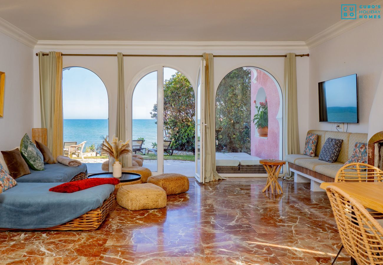 Villa in Mijas Costa - Cubo's Beachfront Villa Khayyam