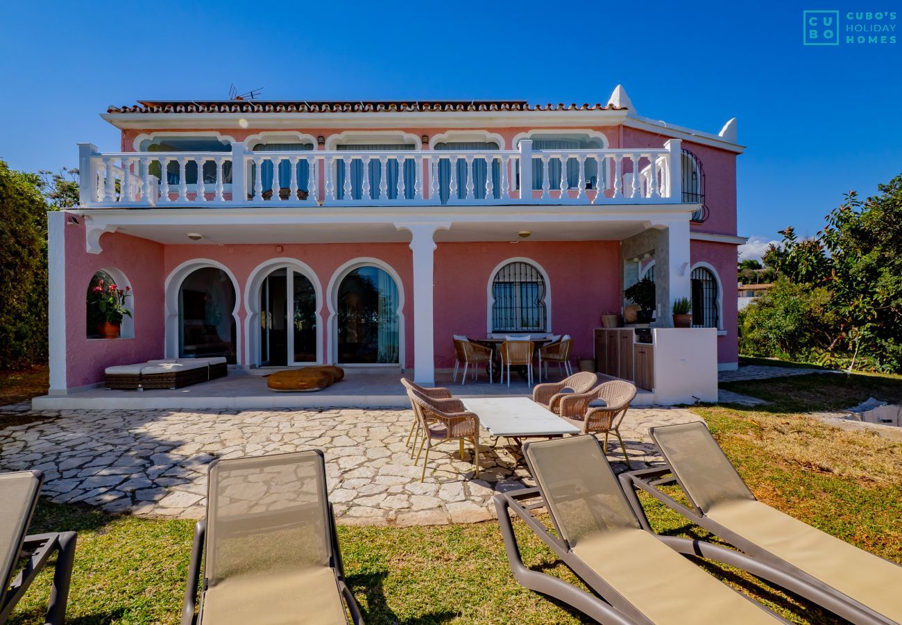Villa in Mijas Costa - Cubo's Beachfront Villa Khayyam
