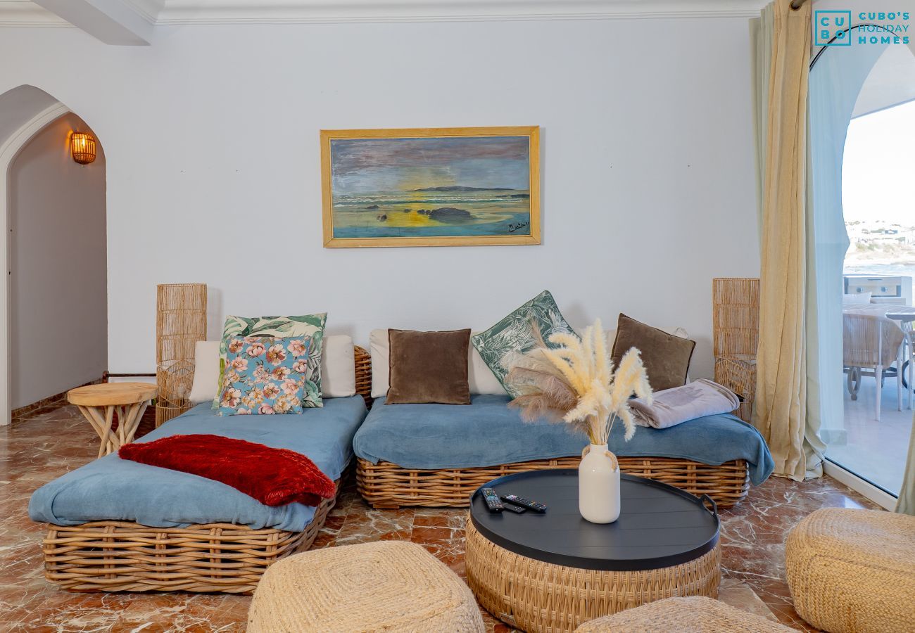 Villa in Mijas Costa - Cubo's Beachfront Villa Khayyam