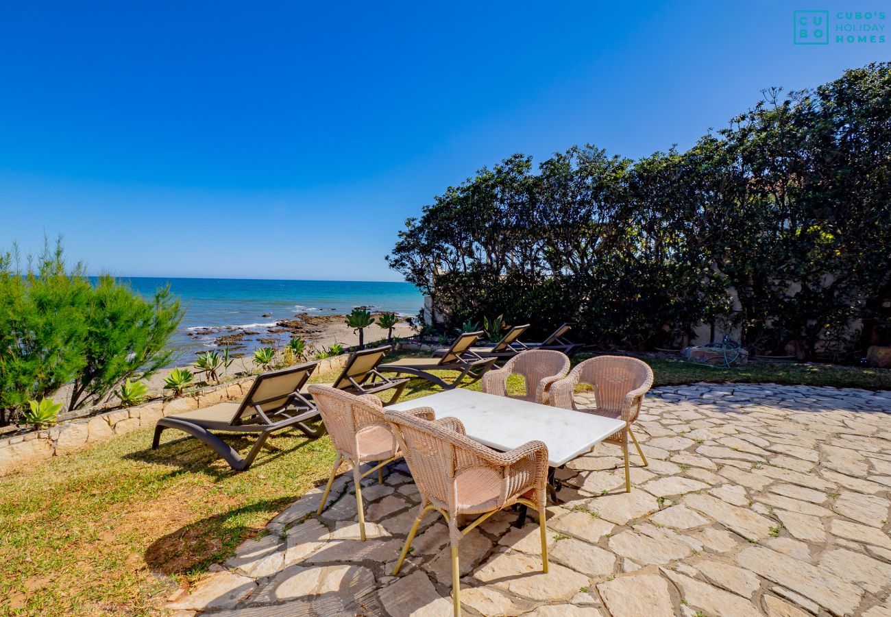 Villa in Mijas Costa - Cubo's Beachfront Villa Khayyam