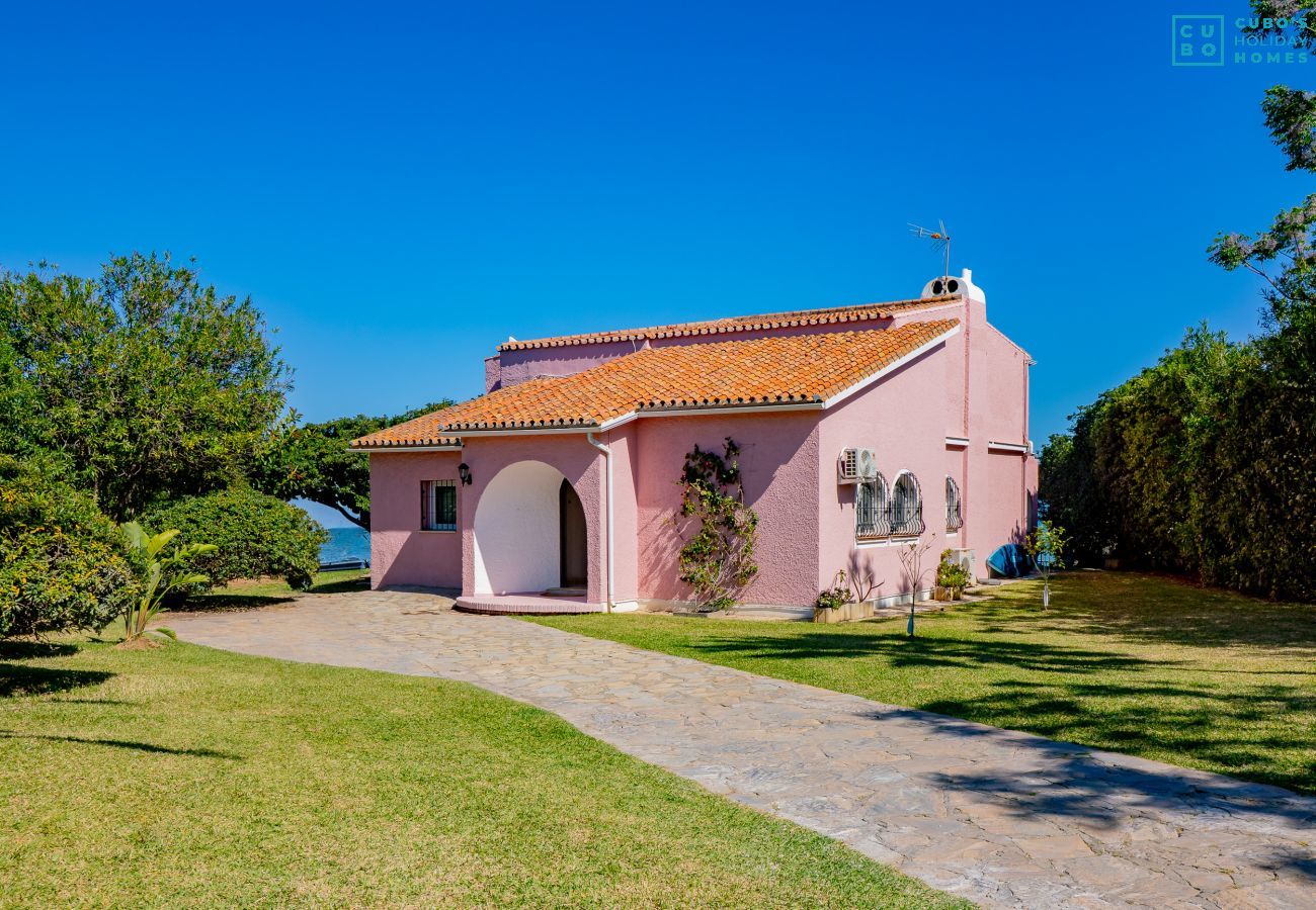 Villa in Mijas Costa - Cubo's Beachfront Villa Khayyam