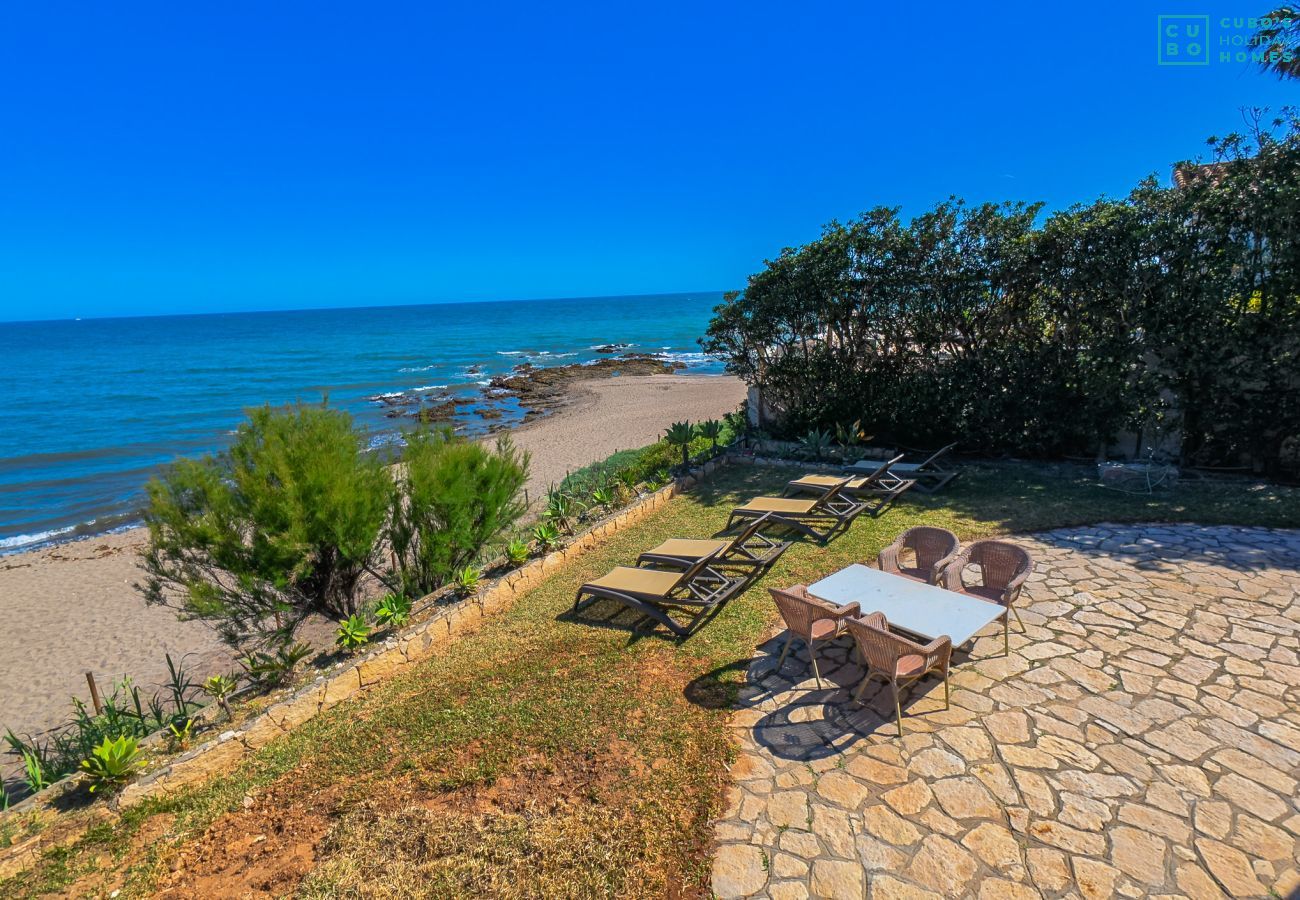 Villa in Mijas Costa - Cubo's Beachfront Villa Khayyam