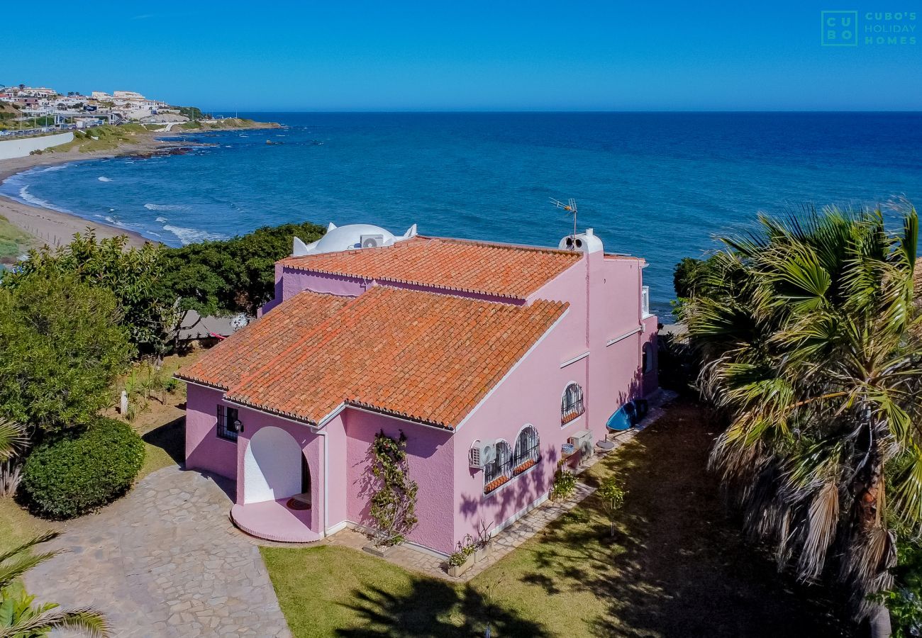 Villa in Mijas Costa - Cubo's Beachfront Villa Khayyam