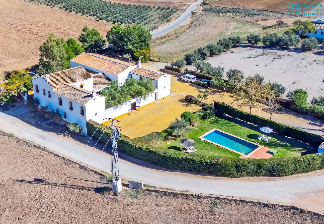 Rural house for 15 people with shared pool, perfect for enjoying a peaceful environment.