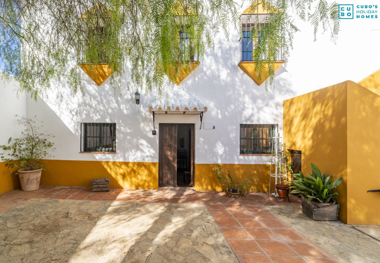 Rural house for 6 people with shared pool.