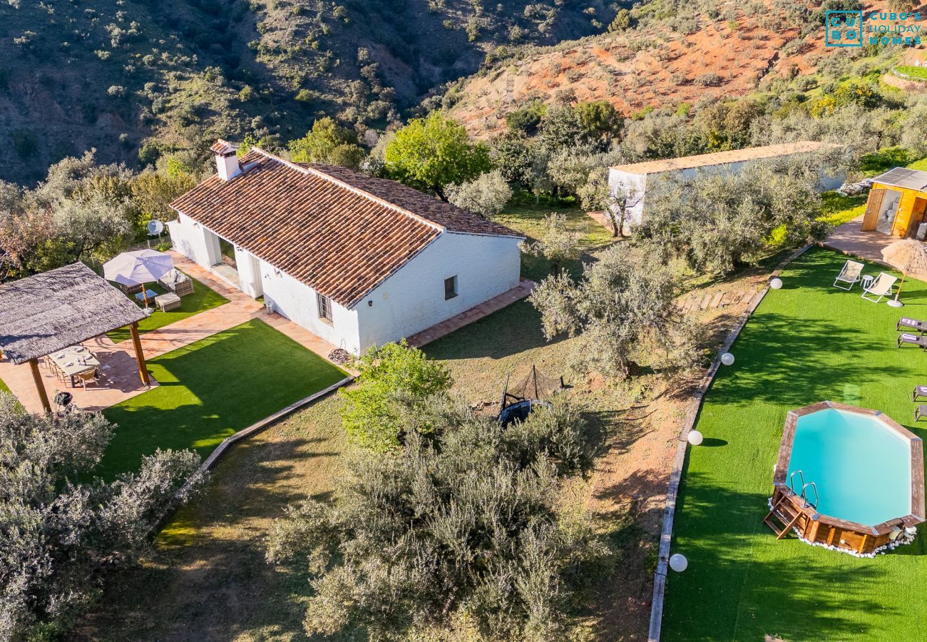 Rural house with pool and sauna in Málaga, perfect for families or groups of up to 10 guests.