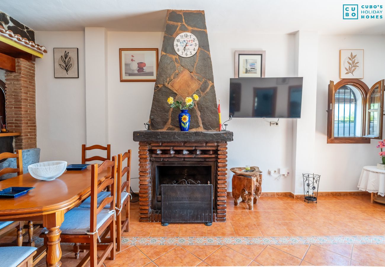 Cottage in Alozaina - Cubo's El Valentin Rural House & Saltwater Pool