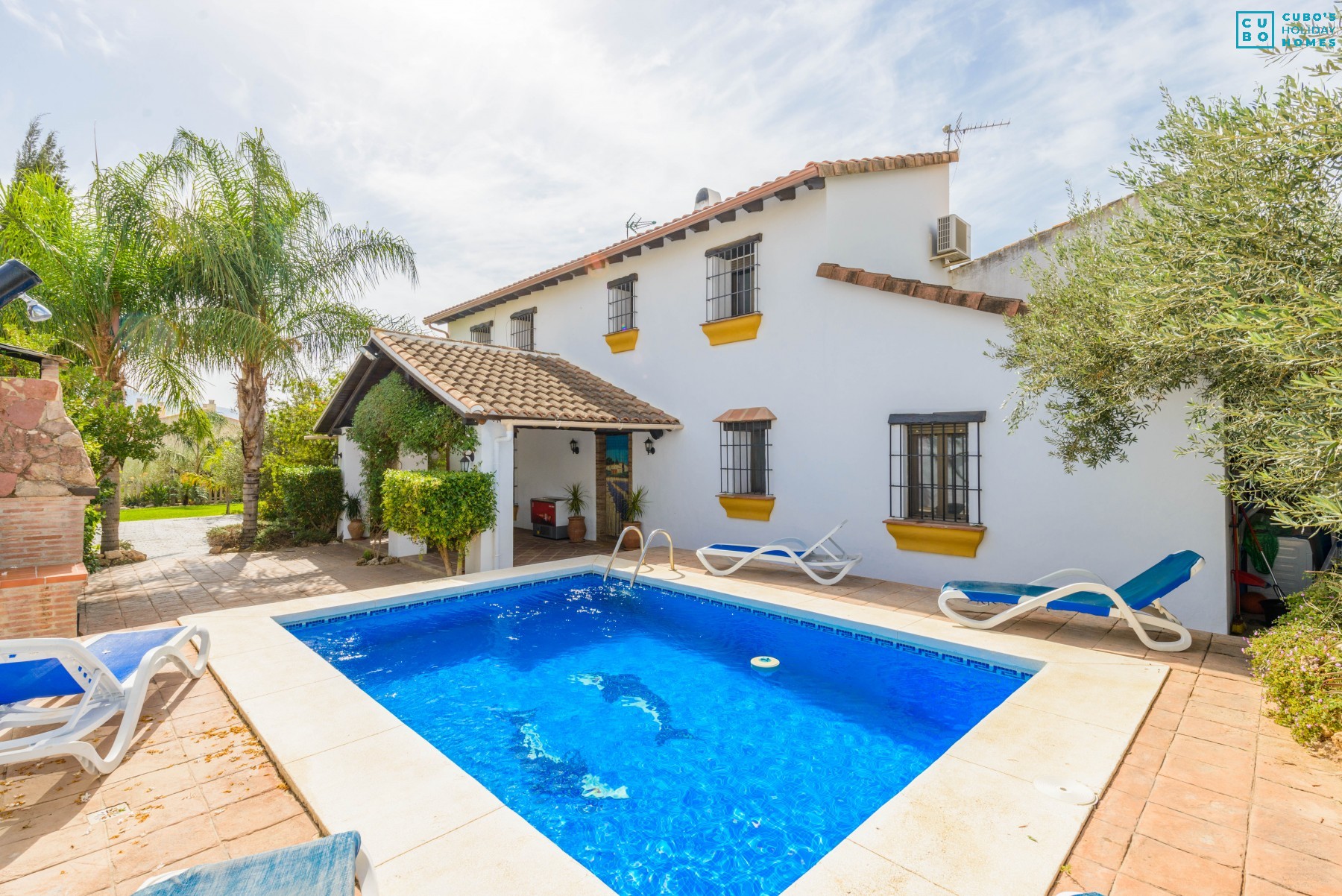 Piscine de cette maison avec cheminée à Alhaurín el Grande