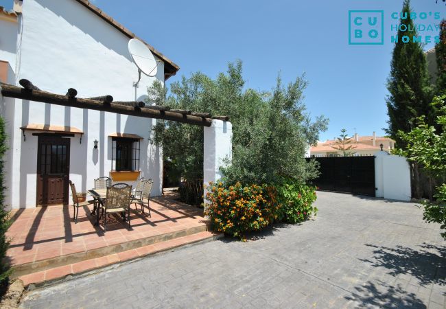 Terrasse de cette maison avec cheminée à Alhaurín el Grande