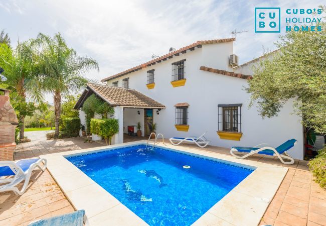 Piscine de cette maison avec cheminée à Alhaurín el Grande