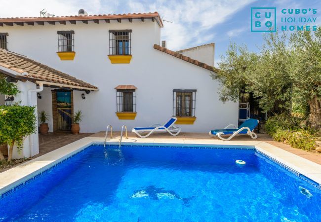 Piscine de cette maison avec cheminée à Alhaurín el Grande