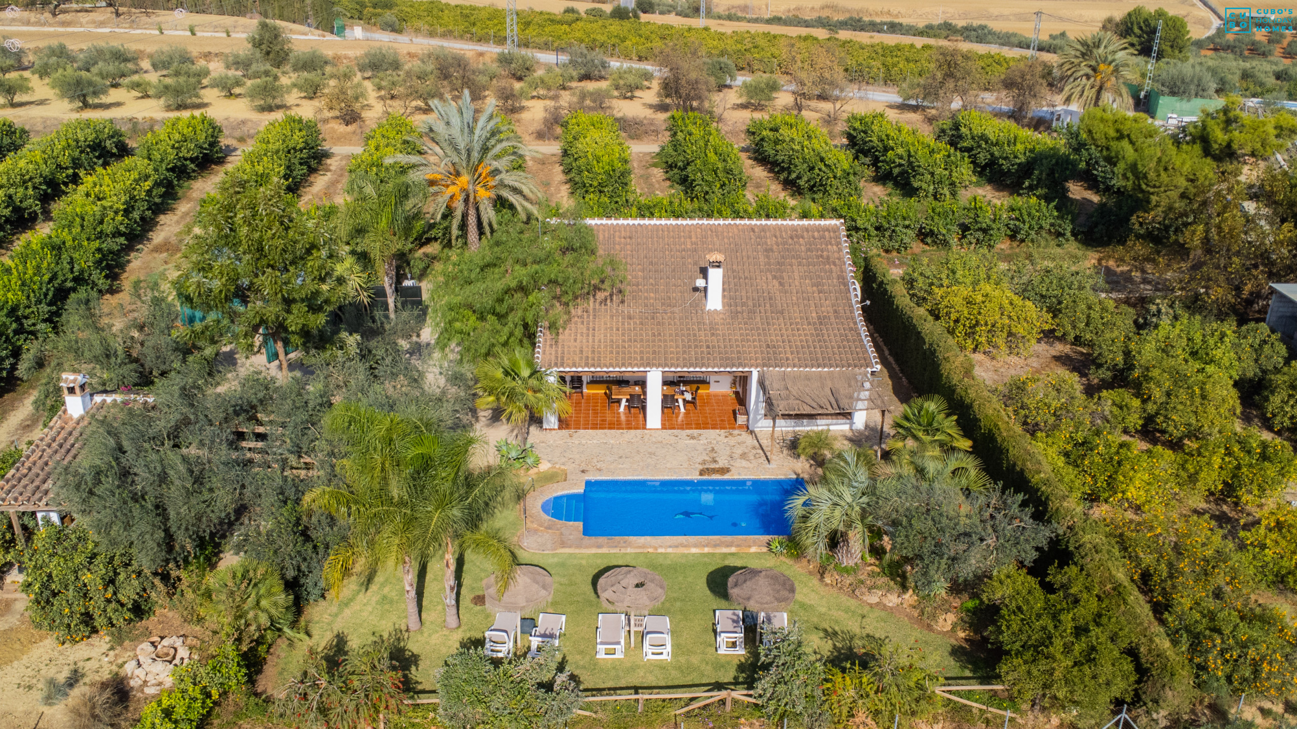 Piscine privée et intime dans un cadre champêtre.