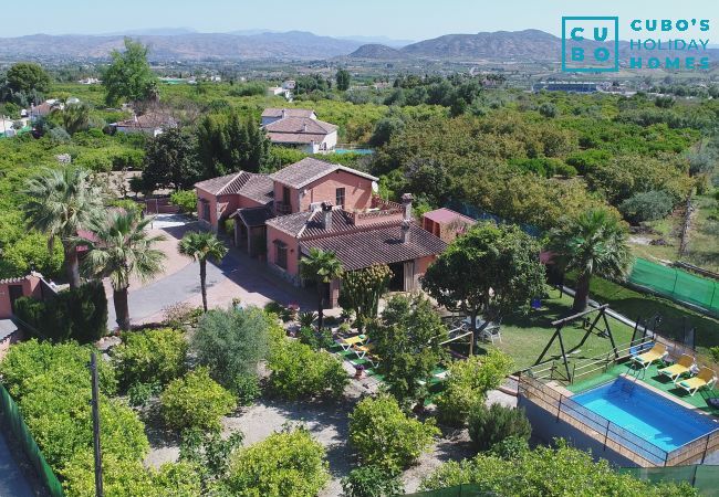 Vue aérienne de la villa familiale de Cubo, dans les environs paisibles d'Alhaurín el Grande.