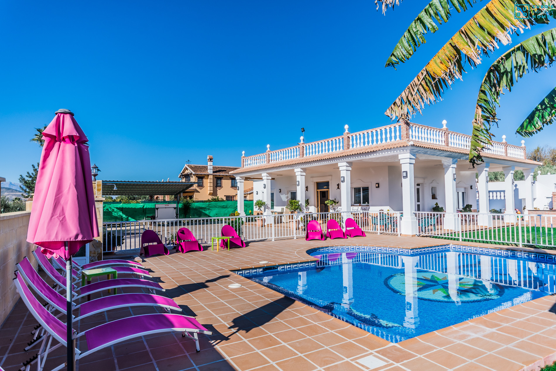 Piscine privée clôturée dans son périmètre.