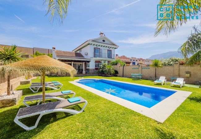 Vue de la piscine privée d'un logement rural à Malaga.