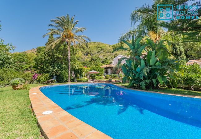 Piscine et extérieurs de cette belle Villa à Coin