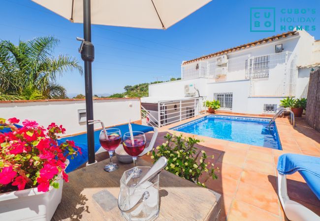 Gîte Rural à Alhaurín el Grande - Cubo's Casa Los Morenos Espace piscine et hamac de cette maison à Alhaurín