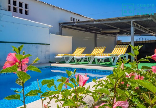 Piscine du logement avec terrain clôturé.