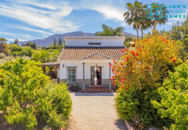 Vue de l'entrée principale du logement familial avec piscine privée