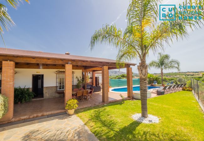 Vue sur le jardin, la maison et la piscine de la propriété