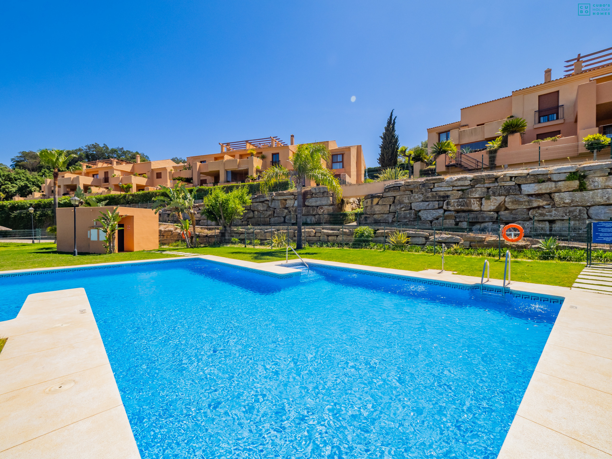Vue de la communauté et de la piscine communautaire du logement à Soto de Marbella.