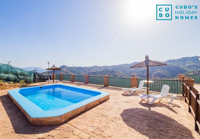 Magnifique maison de campagne à Almogía avec piscine et vue sur les montagnes.