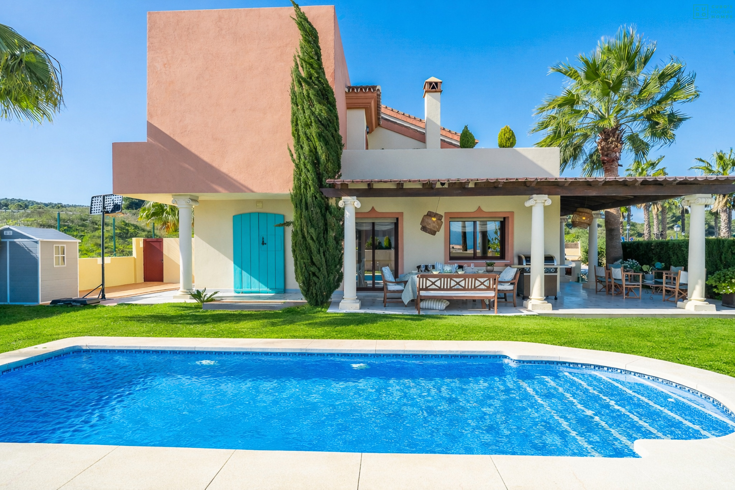 Maison avec piscine privée et piscine commune, parfaite pour des réunions familiales