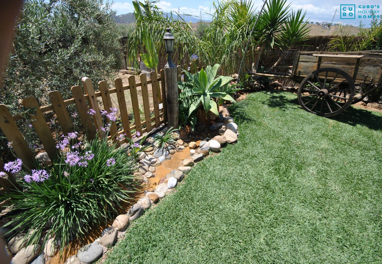 Jardin de cette maison avec cheminée à Alhaurín el Grande