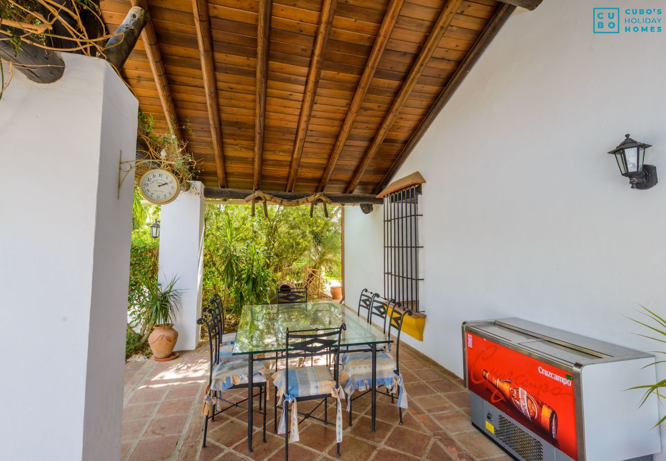 Terrasse de cette maison avec cheminée à Alhaurín el Grande