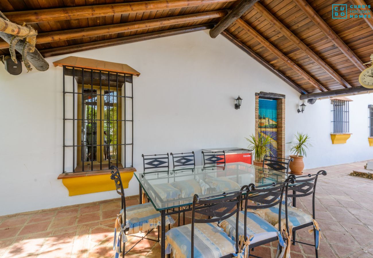 Terrasse de cette maison avec cheminée à Alhaurín el Grande