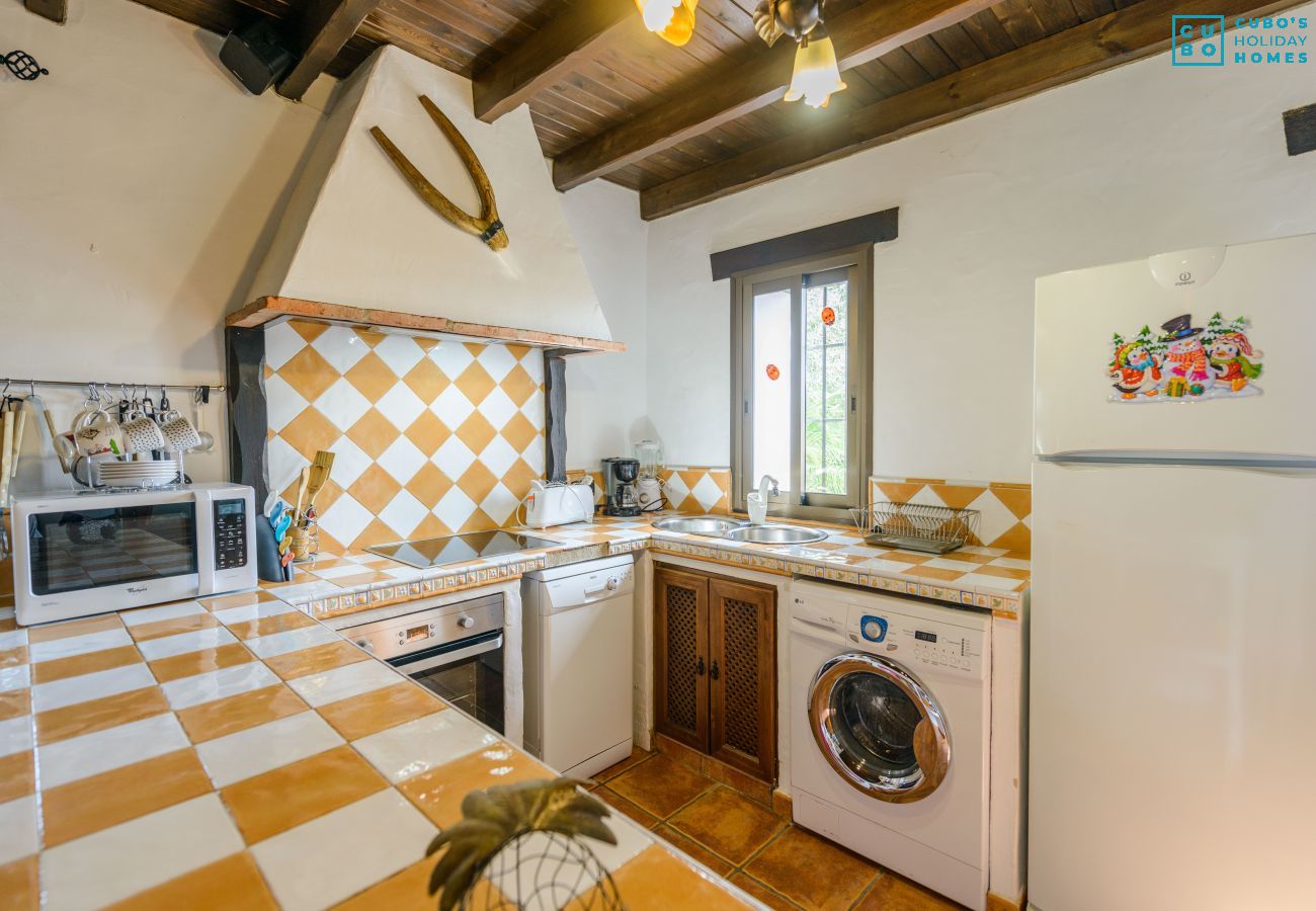 Cuisine de cette maison avec cheminée à Alhaurín el Grande