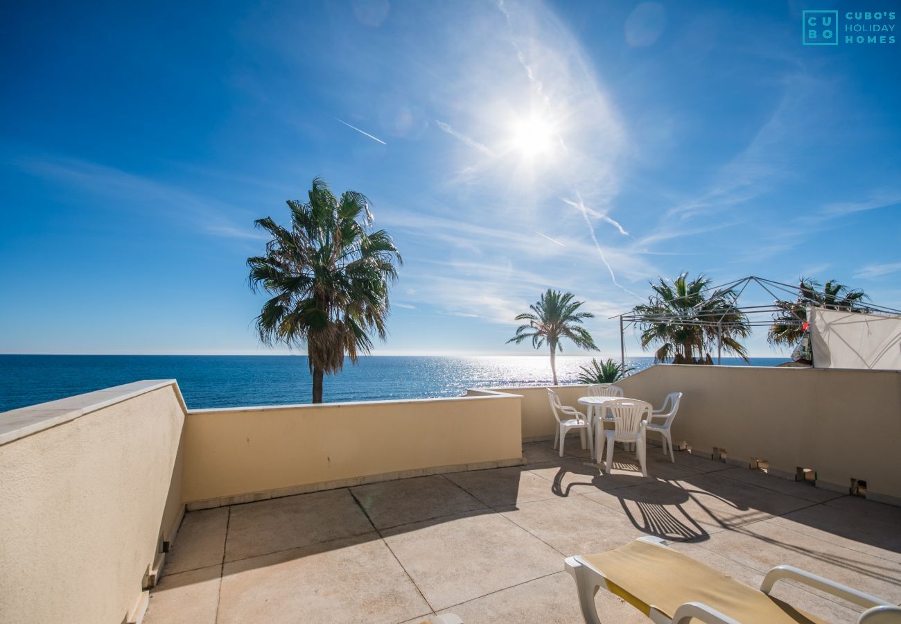 Terrasse avec vue sur la mer de cet appartement à Mijas Costa