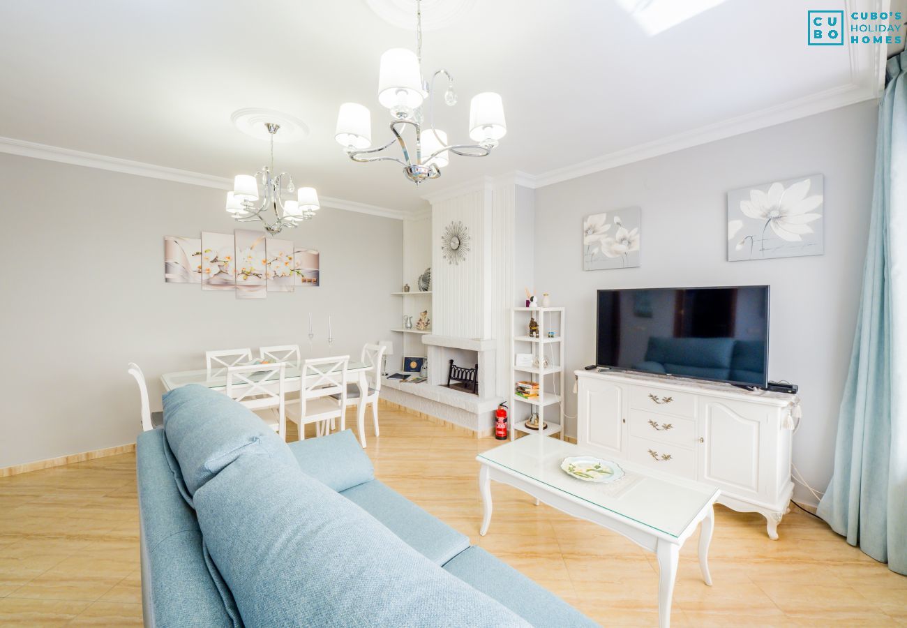 Salon qui a cet appartement à Benalmádena