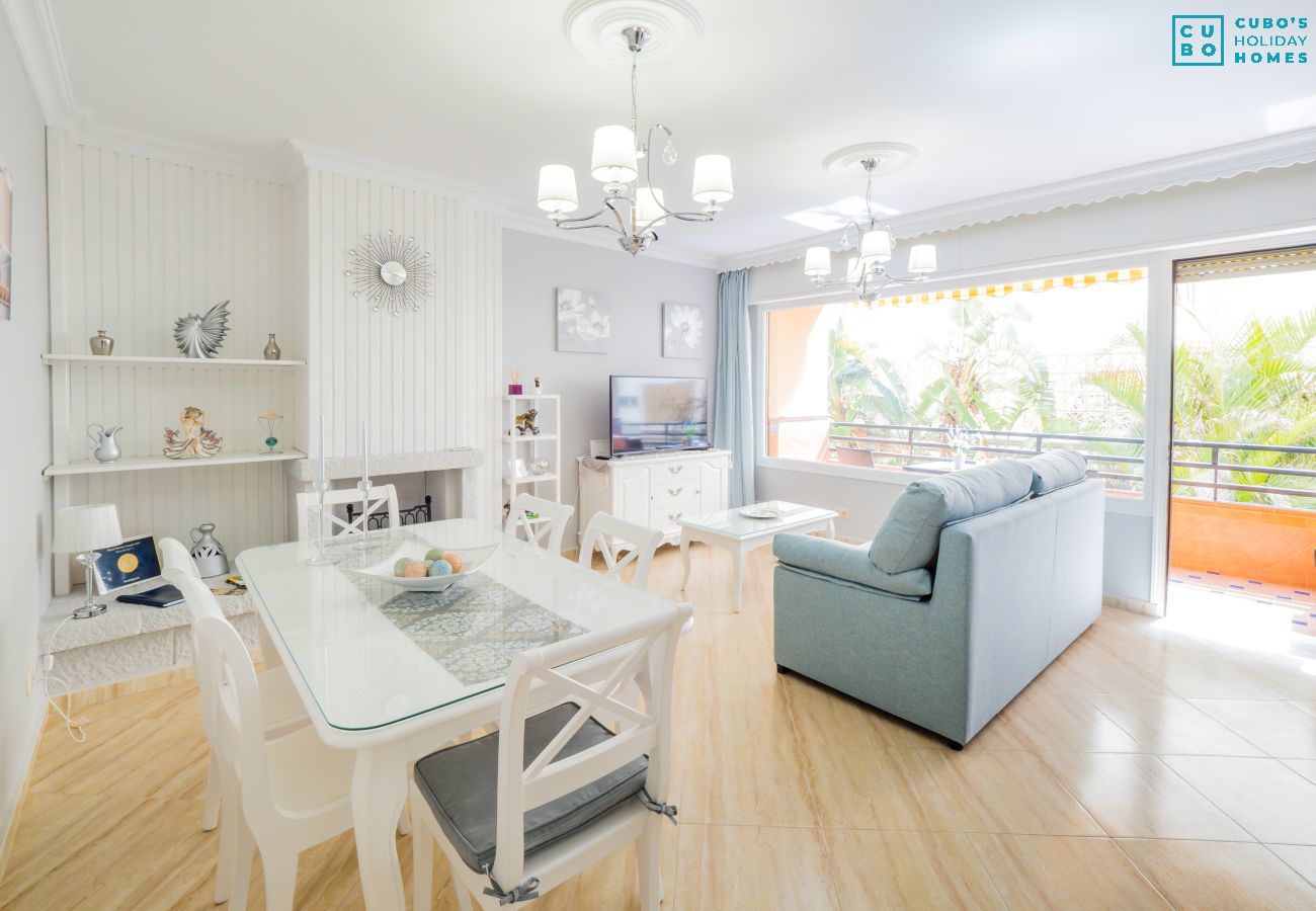 Salon qui a cet appartement à Benalmádena