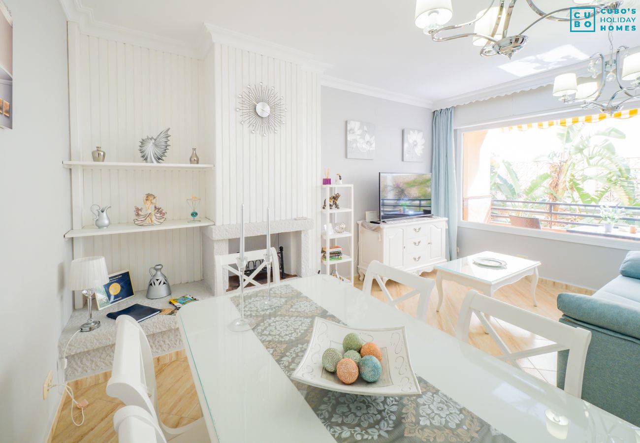 Salon qui a cet appartement à Benalmádena