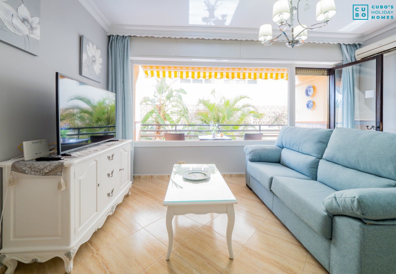 Salon qui a cet appartement à Benalmádena