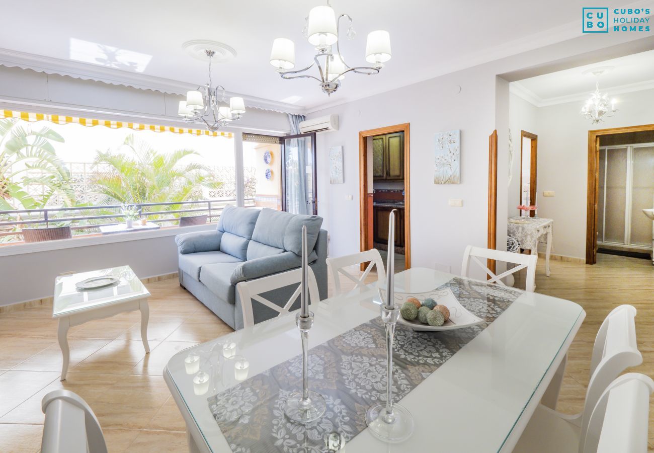 Salon qui a cet appartement à Benalmádena