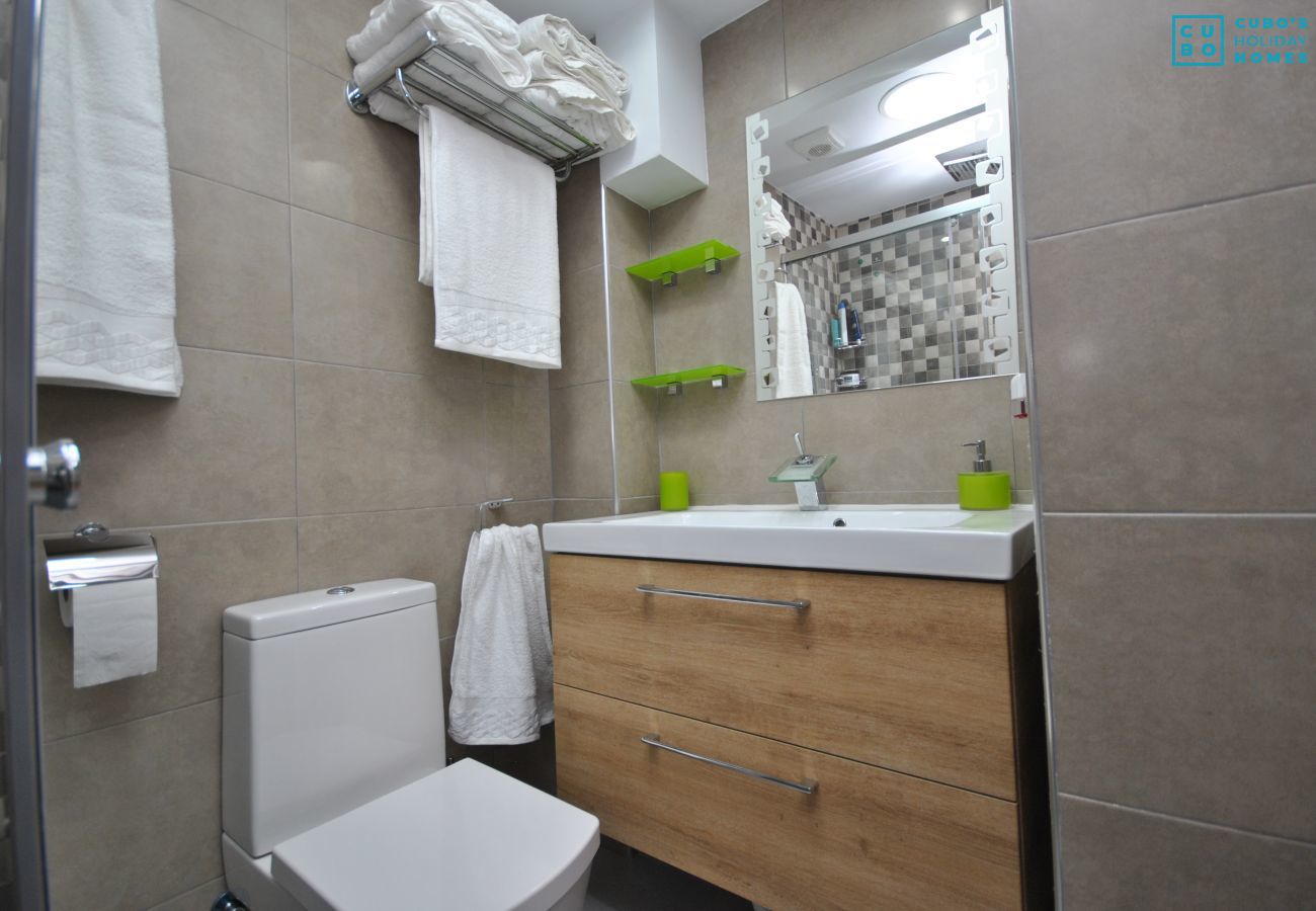 Salle de bain de cet appartement à Benalmádena