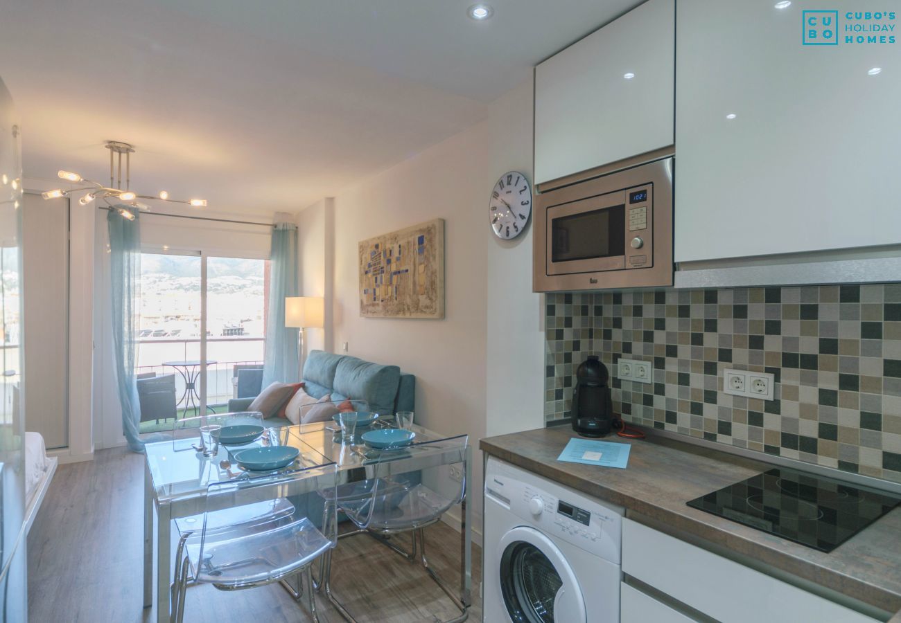 Appartement idéal pour couples | Cubo's Holiday Homes Cuisine de cet appartement à Benalmádena